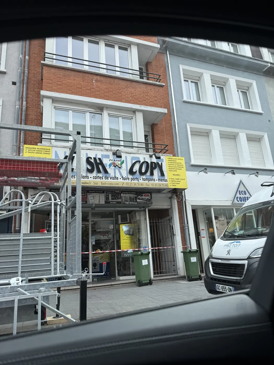 Rénovation d’une façade bleue avant finition